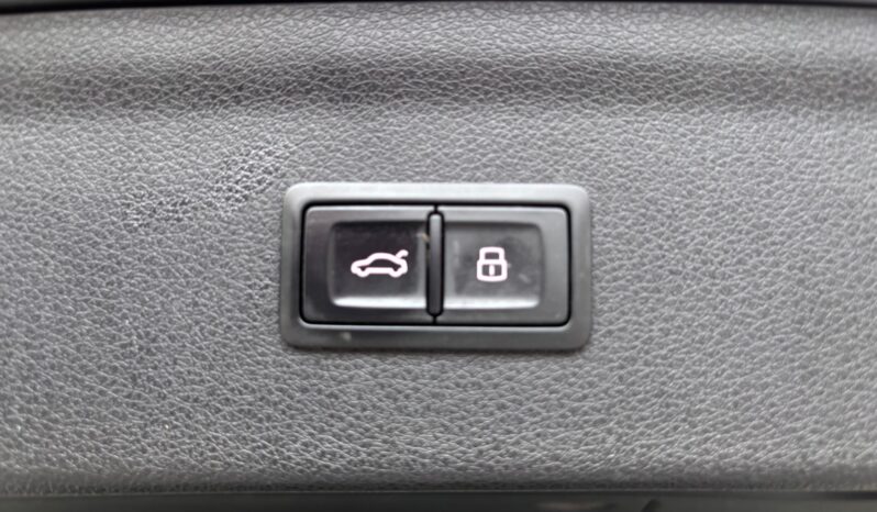 
								AUDI Q3 2.0 TDI 150CV S tronic S-line exterior y techo solar full									